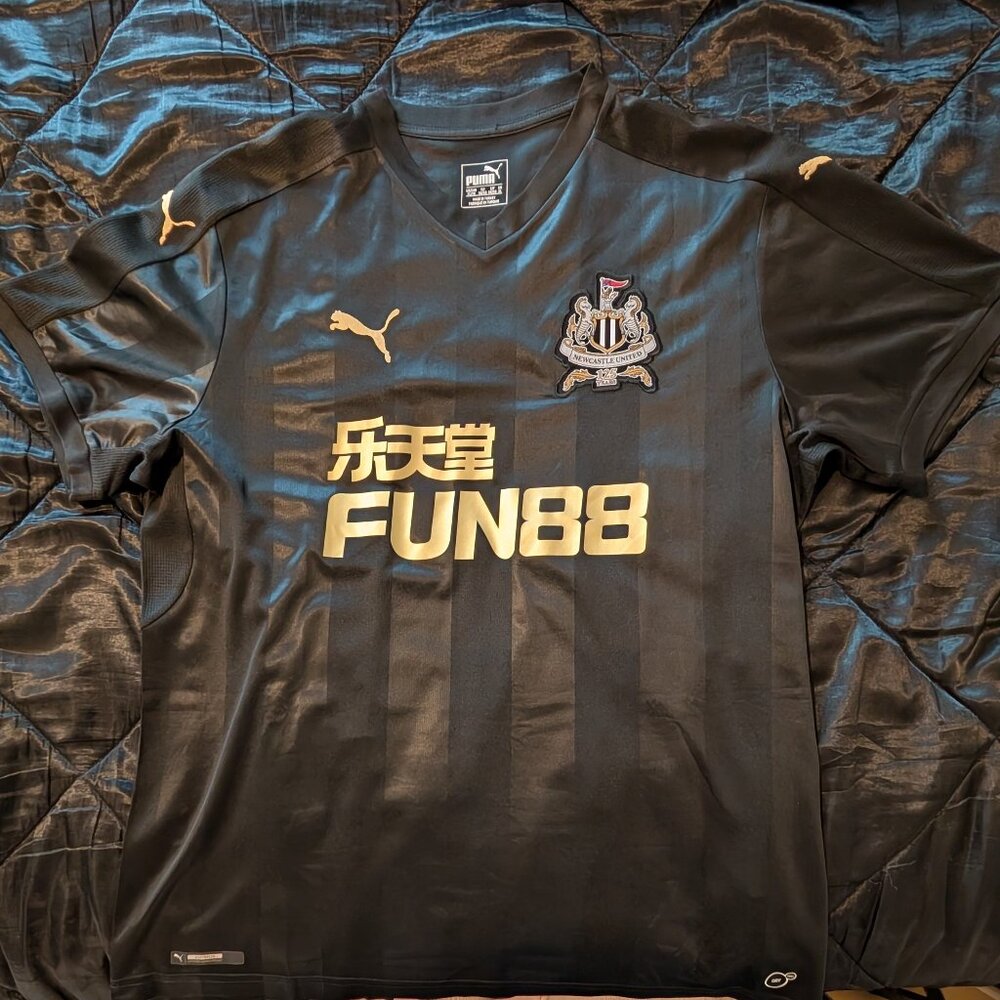 Newcastle United 2017/18 alternate jersey